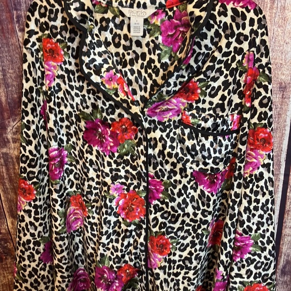 Sofia by Sofia Vergara Leopard Print Pajama Top - Black, White, Pink, Red - Picture 1 of 9